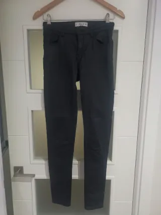 Pantalón de cuero negro