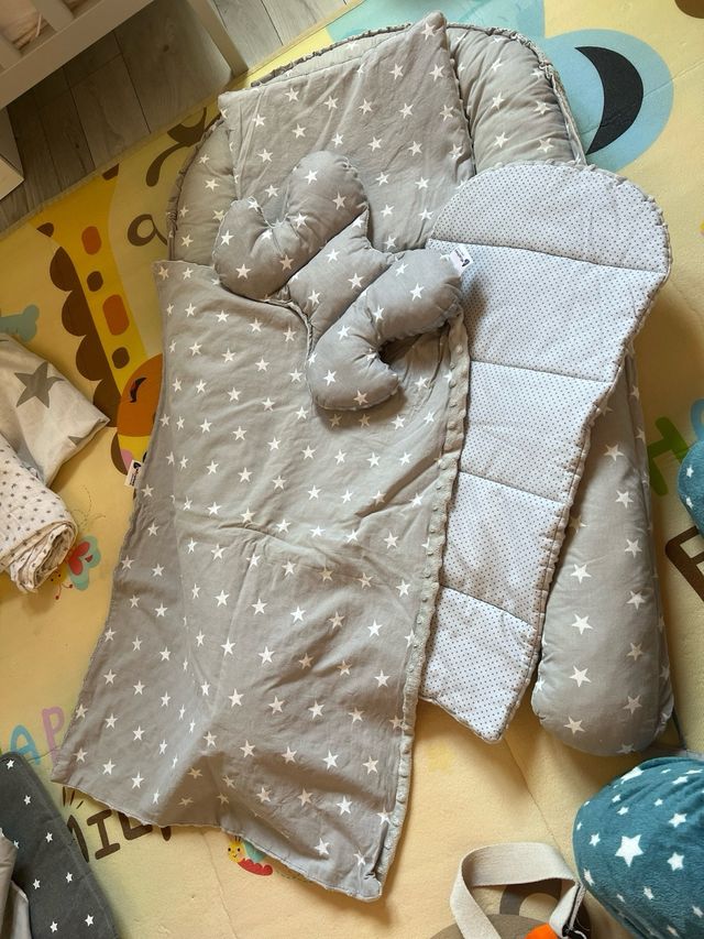 Nido para bebé con estrellas grises