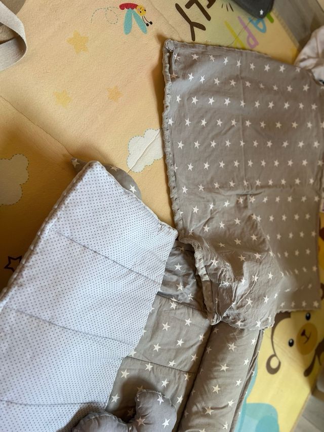 Nido para bebé con estrellas grises