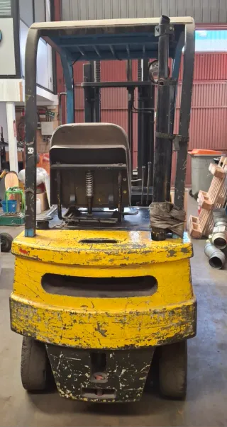 Carretilla elevadora amarilla motor diesel nissan