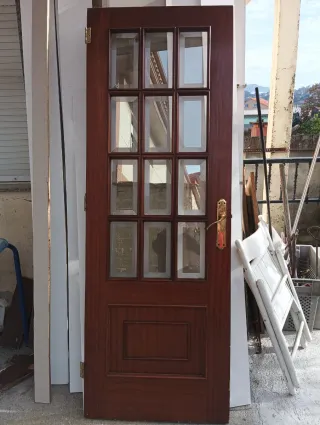 Puerta de madera con cristales