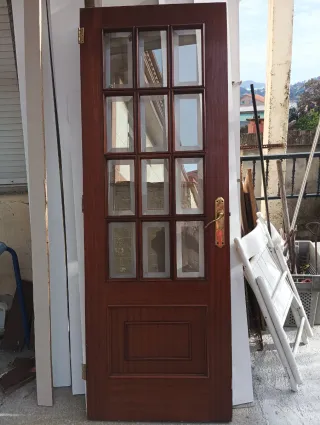 Puerta de madera con cristales