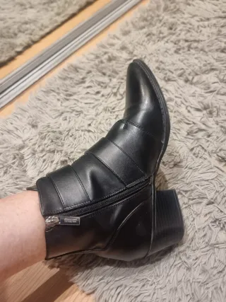 Botines Mustang negros con hebillas