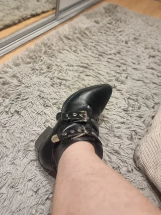 Botines Mustang negros con hebillas