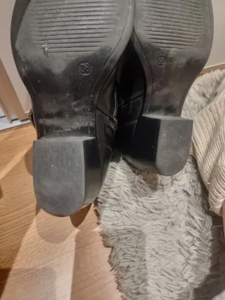 Botines Mustang negros con hebillas