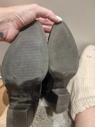 Botines Mustang negros con hebillas