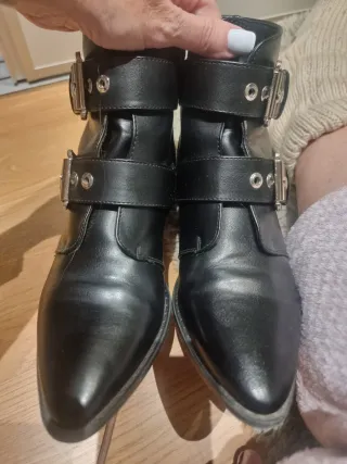 Botines Mustang negros con hebillas