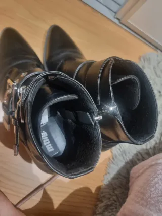 Botines Mustang negros con hebillas