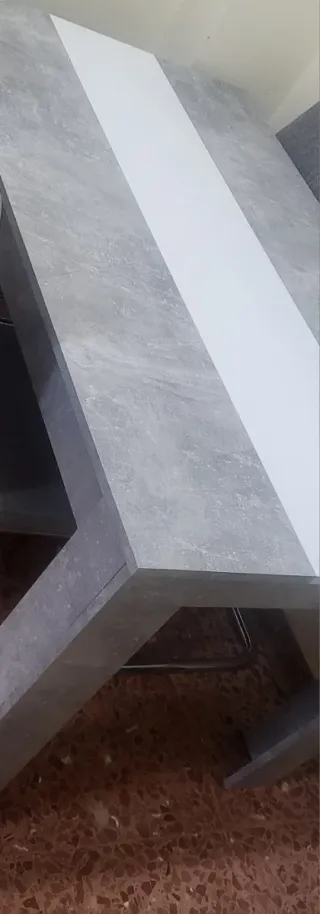 Mesa medida 81 ancho y 1,35 de largo