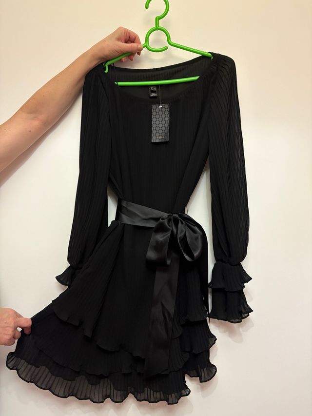 Vestido negro sin usar con volantes y lazo