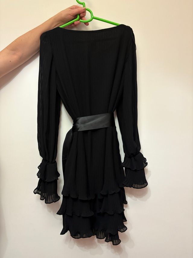 Vestido negro sin usar con volantes y lazo