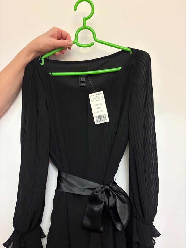 Vestido negro sin usar con volantes y lazo