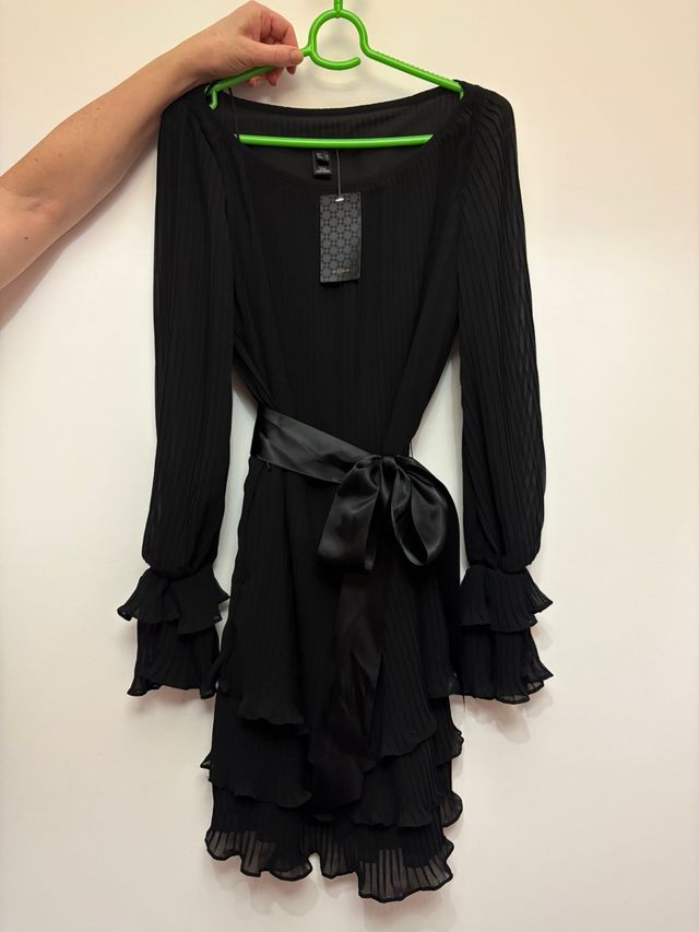 Vestido negro sin usar con volantes y lazo