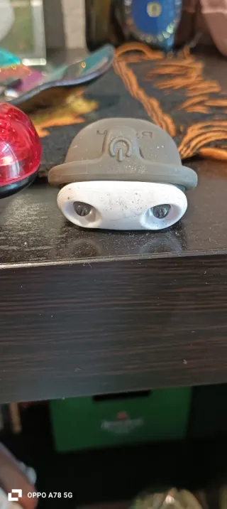 Luces de Bicicleta Rojas y Cubierta Gris