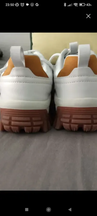 Zapatillas Bershka blancas y naranjas