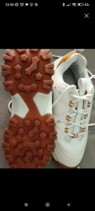 Zapatillas Bershka blancas y naranjas