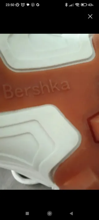 Zapatillas Bershka blancas y naranjas