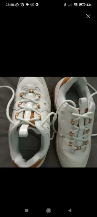 Zapatillas Bershka blancas y naranjas