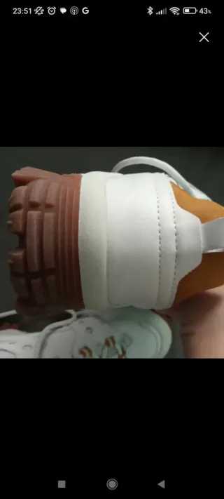 Zapatillas Bershka blancas y naranjas