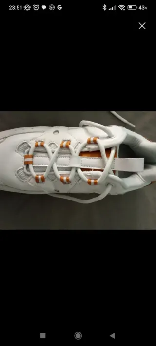 Zapatillas Bershka blancas y naranjas