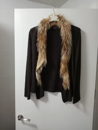 Chaqueta marrón con cuello de pelo