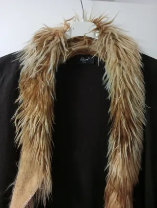 Chaqueta marrón con cuello de pelo