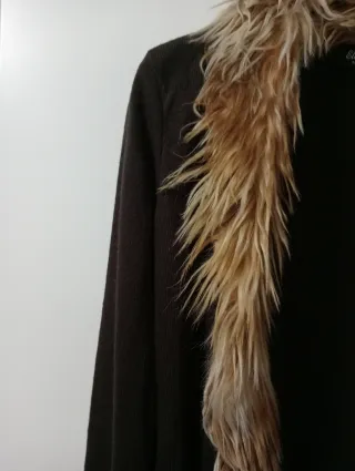 Chaqueta marrón con cuello de pelo