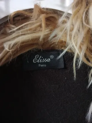 Chaqueta marrón con cuello de pelo