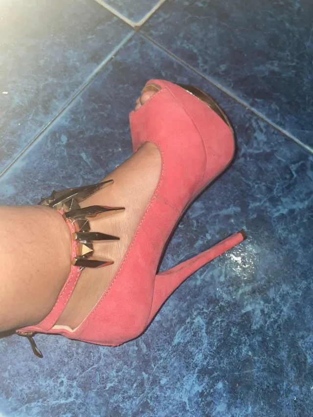 Tacones dorados y rosas con plataforma