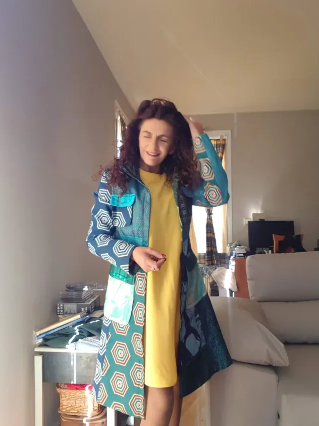 Abrigo largo cuello chimenea.Cierre con cremallera