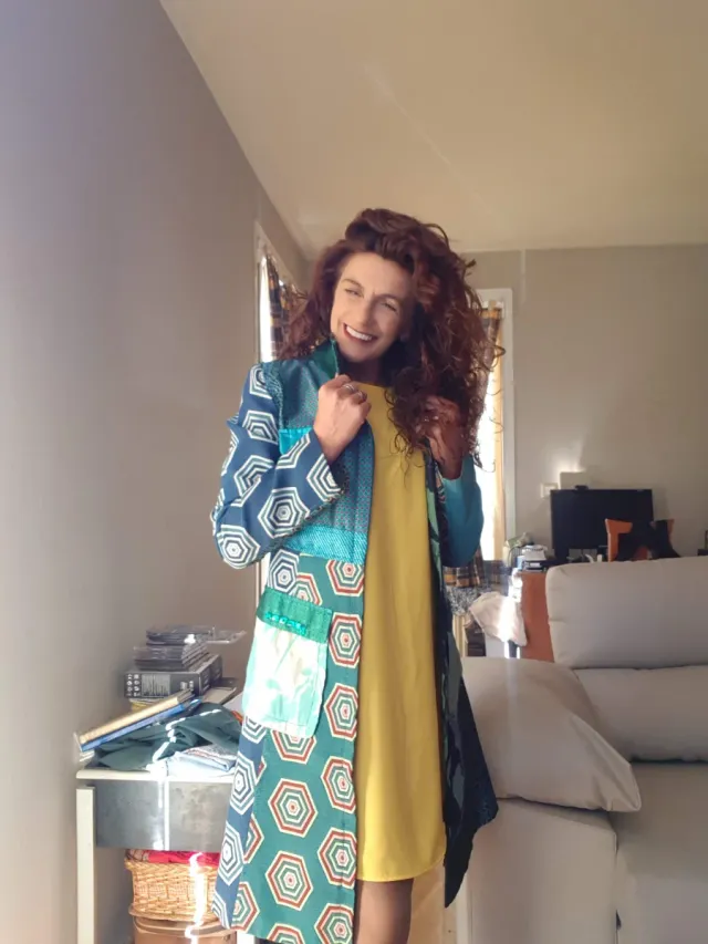 Abrigo largo cuello chimenea.Cierre con cremallera