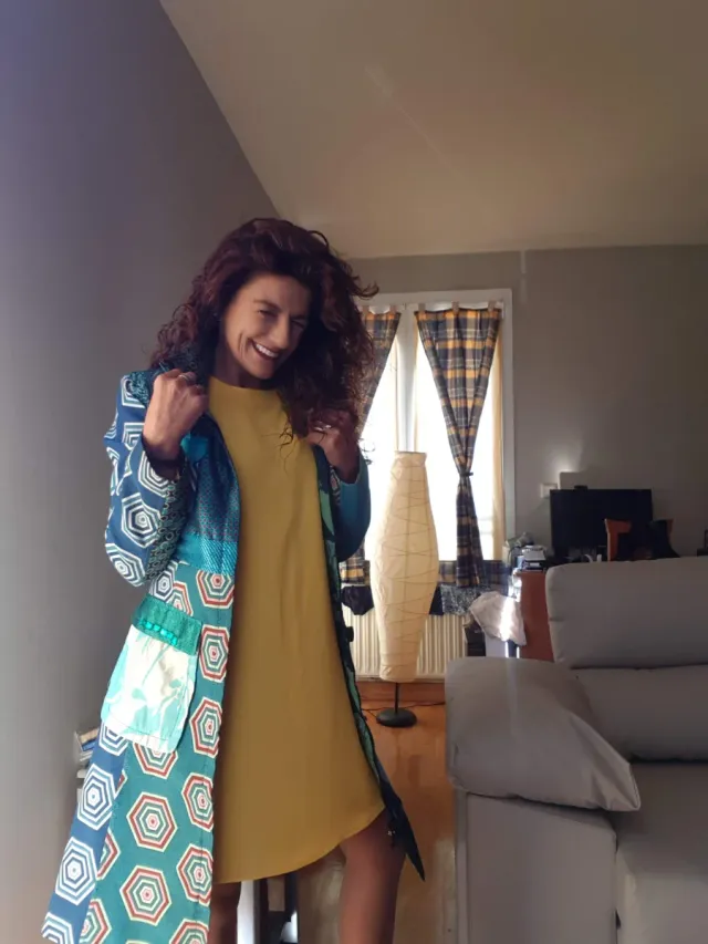 Abrigo largo cuello chimenea.Cierre con cremallera