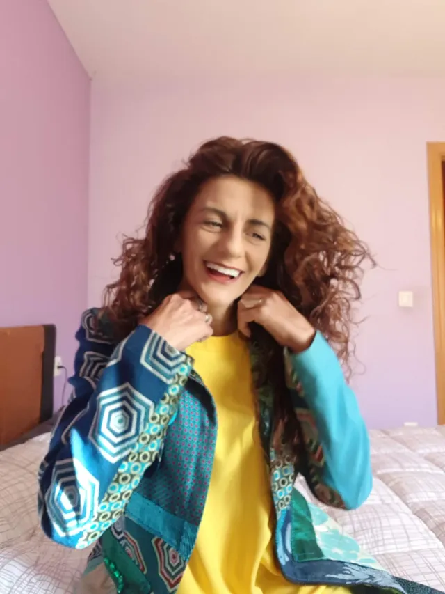 Abrigo largo cuello chimenea.Cierre con cremallera