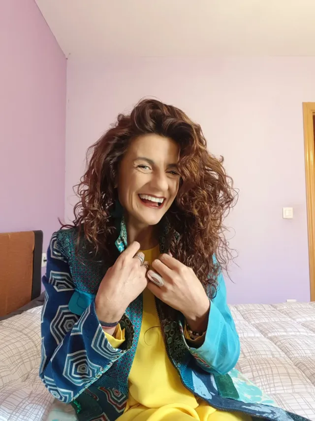 Abrigo largo cuello chimenea.Cierre con cremallera