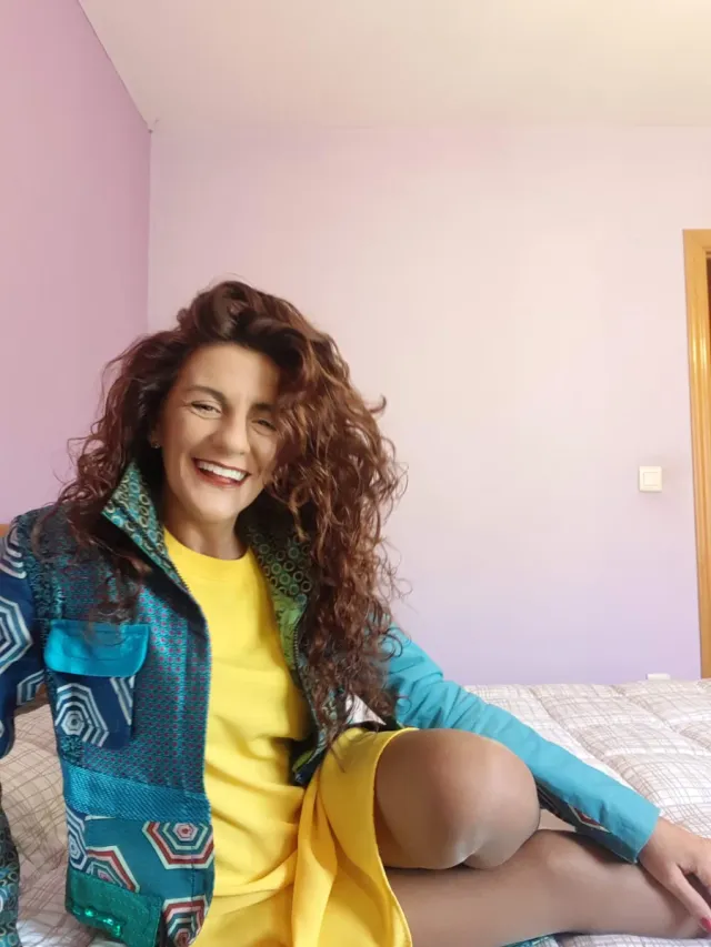 Abrigo largo cuello chimenea.Cierre con cremallera