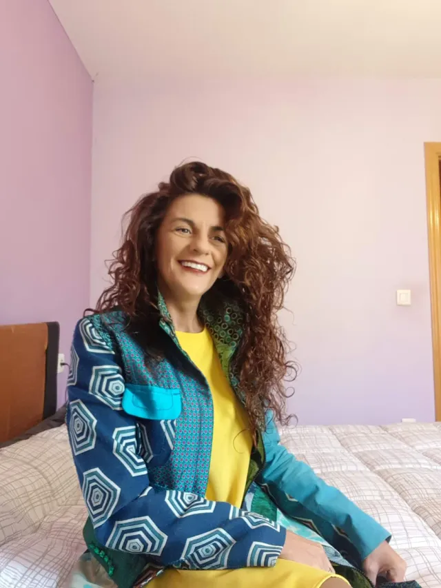 Abrigo largo cuello chimenea.Cierre con cremallera