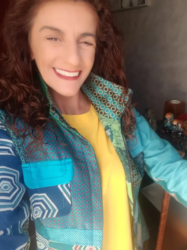 Abrigo largo cuello chimenea.Cierre con cremallera