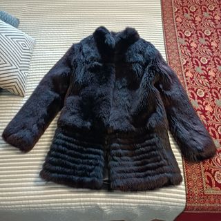 Abrigo de piel negro cobrizo