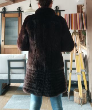 Abrigo de piel negro cobrizo
