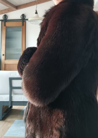 Abrigo de piel negro cobrizo