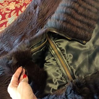 Abrigo de piel negro cobrizo