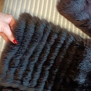 Abrigo de piel negro cobrizo