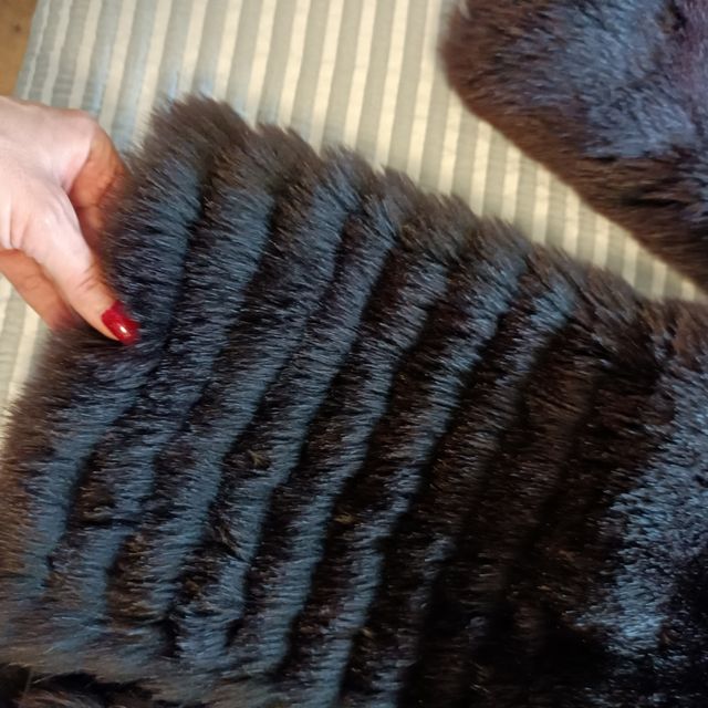 Abrigo de piel negro cobrizo