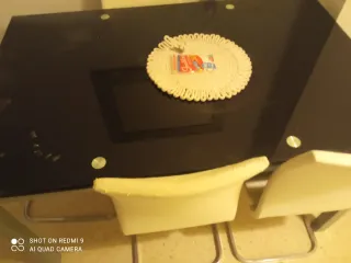 Mesa de comedor grande de cristal y metal