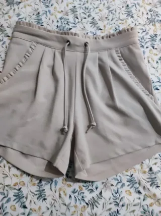 Pantalón corto beige con cordón