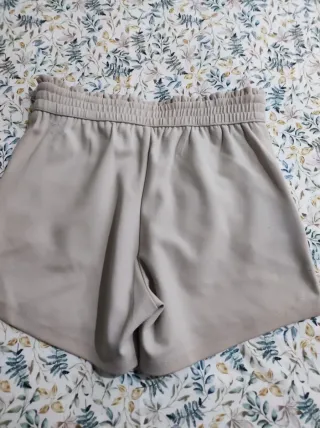 Pantalón corto beige con cordón
