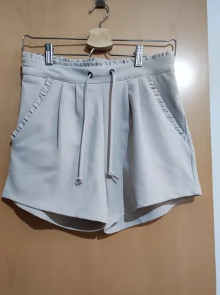 Pantalón corto beige con cordón