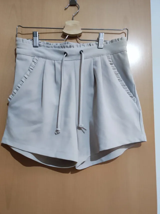 Pantalón corto beige con cordón