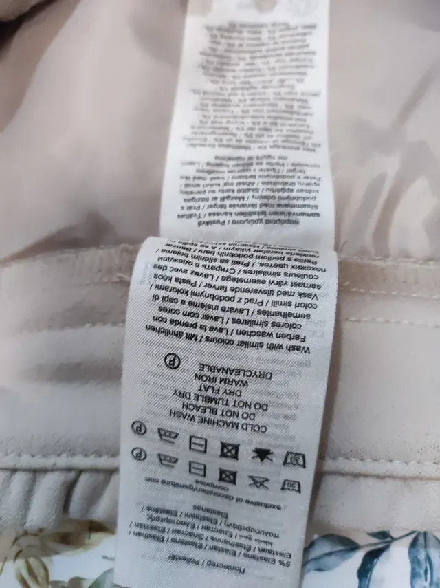 Pantalón corto beige con cordón