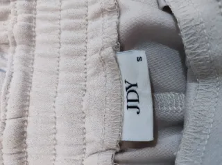 Pantalón corto beige con cordón